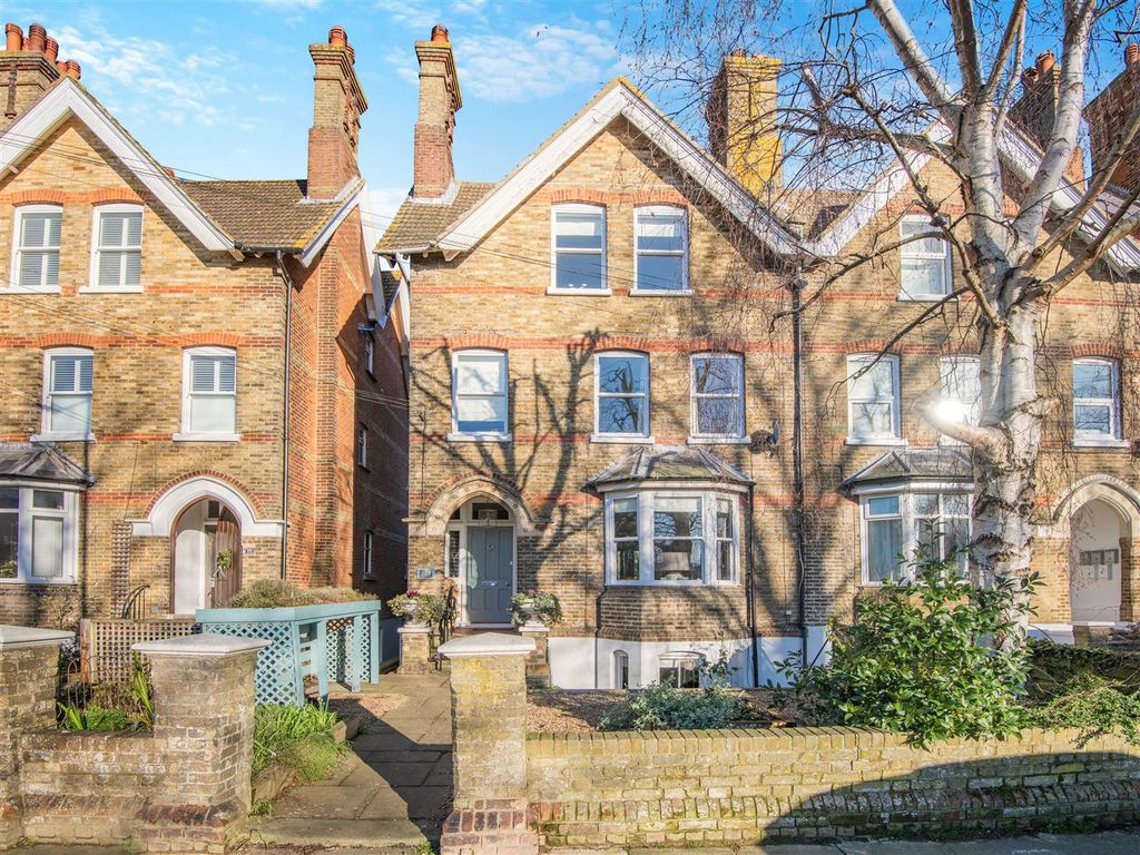 Property photo 1 of 27 8630705-Exterior05.Jpg