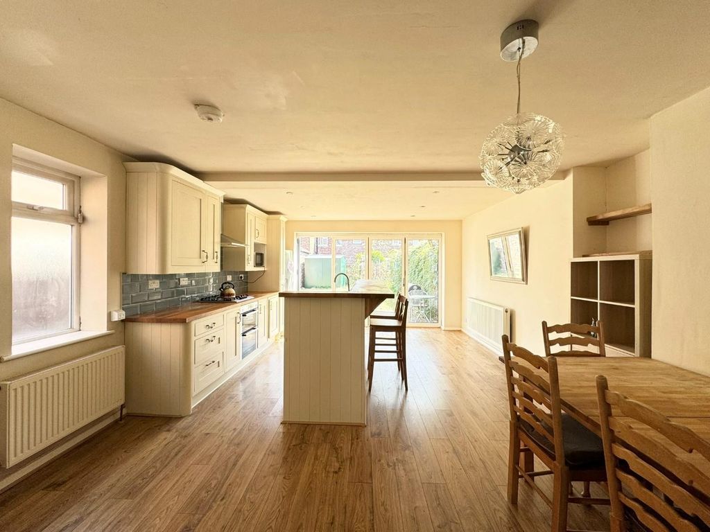 Property photo 3 of 25