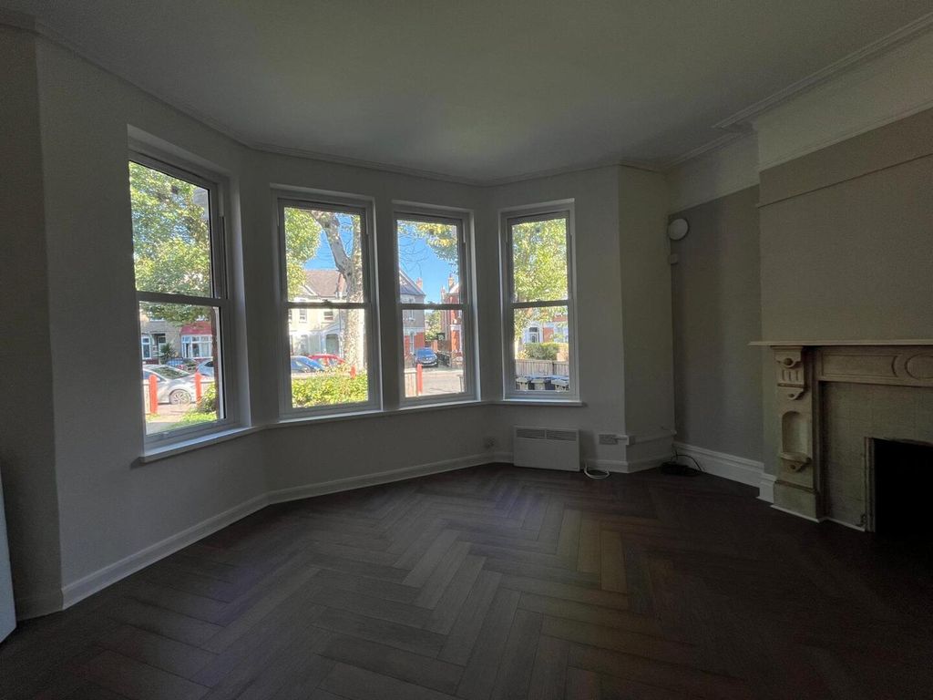 Property photo 1 of 7 Living Room