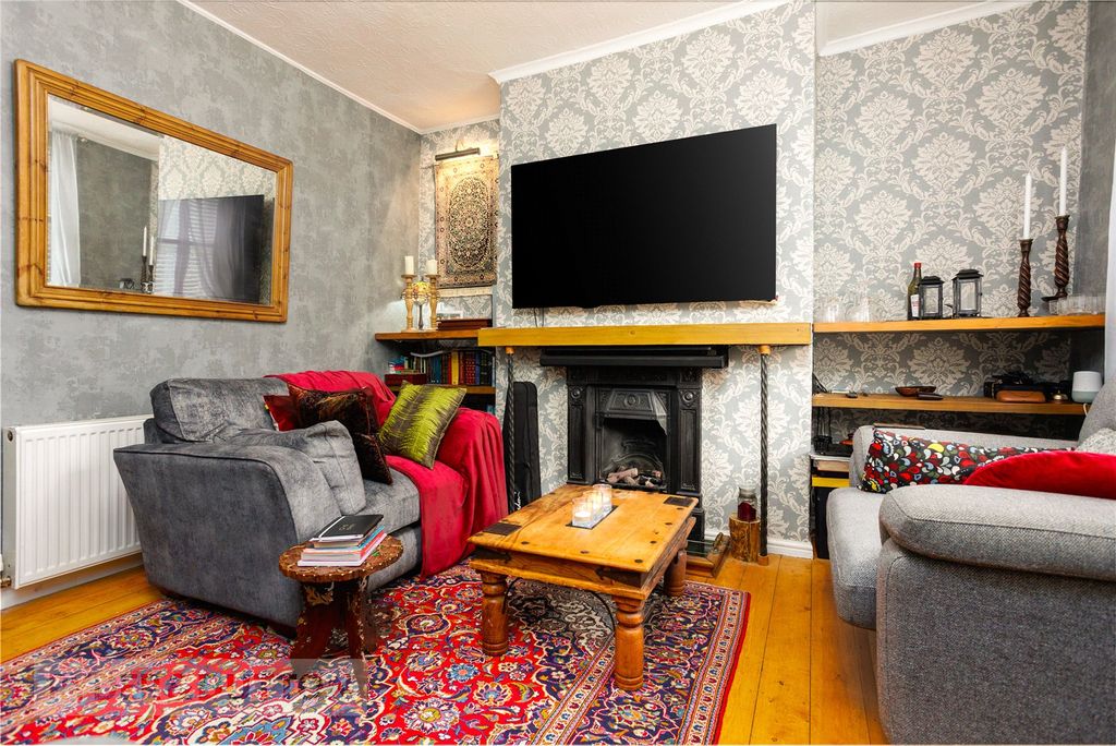 Property photo 3 of 16 Lounge