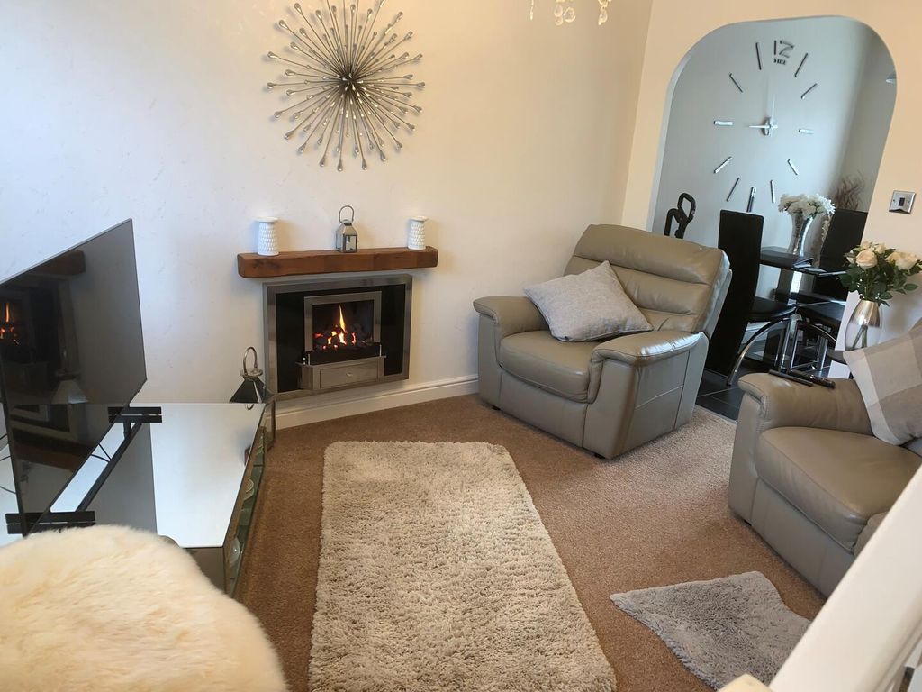 Property photo 3 of 7 Living Room