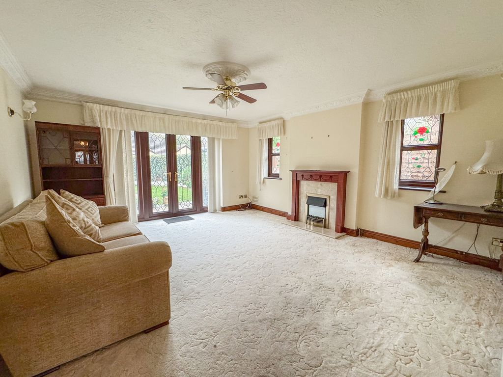 Property photo 3 of 21 Lounge