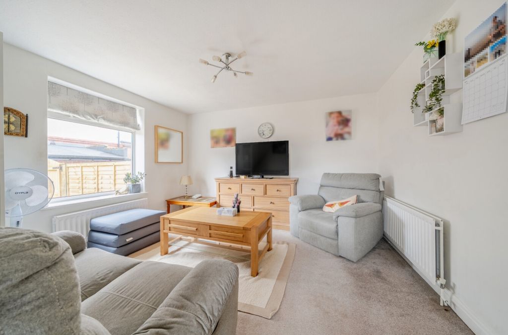 Property photo 2 of 11 Ewemove Harrogate Living Room