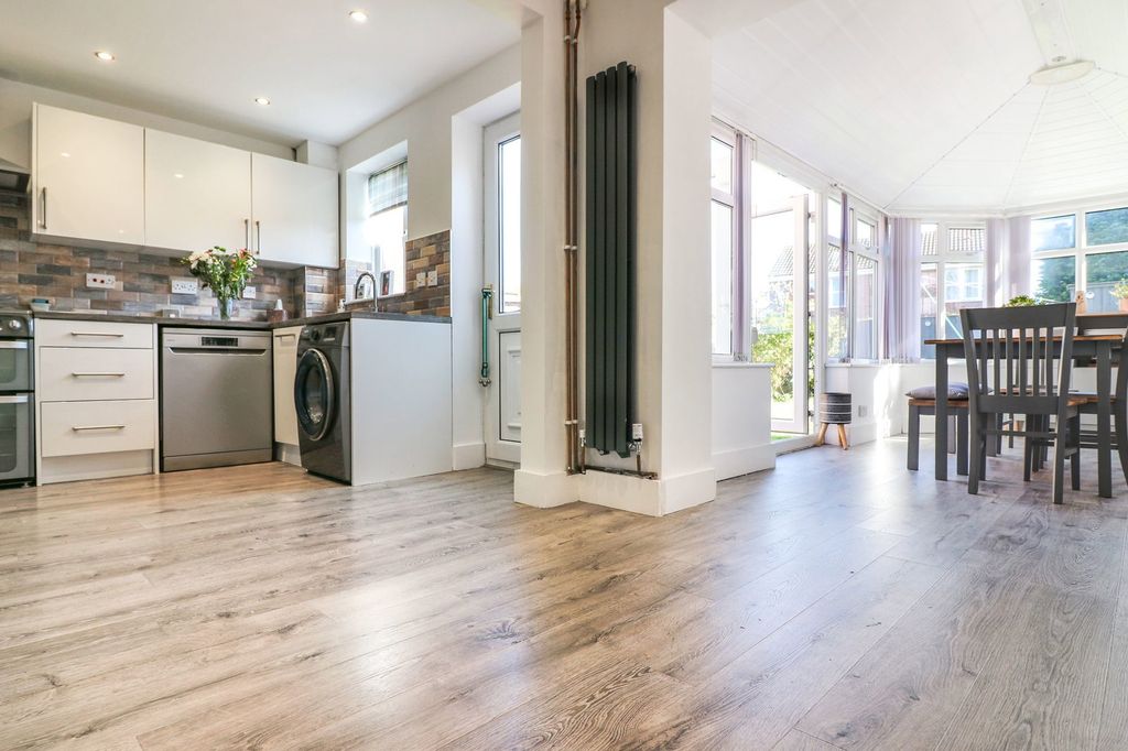 Property photo 3 of 33