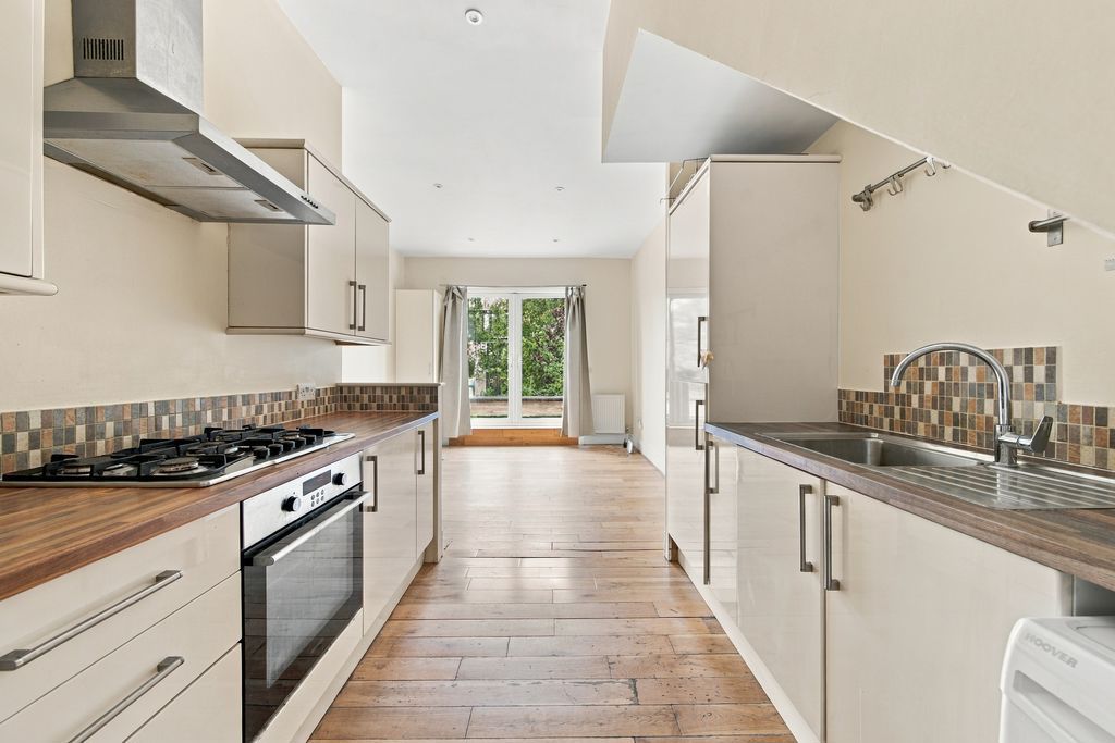 Property photo 1 of 16 Photo 10