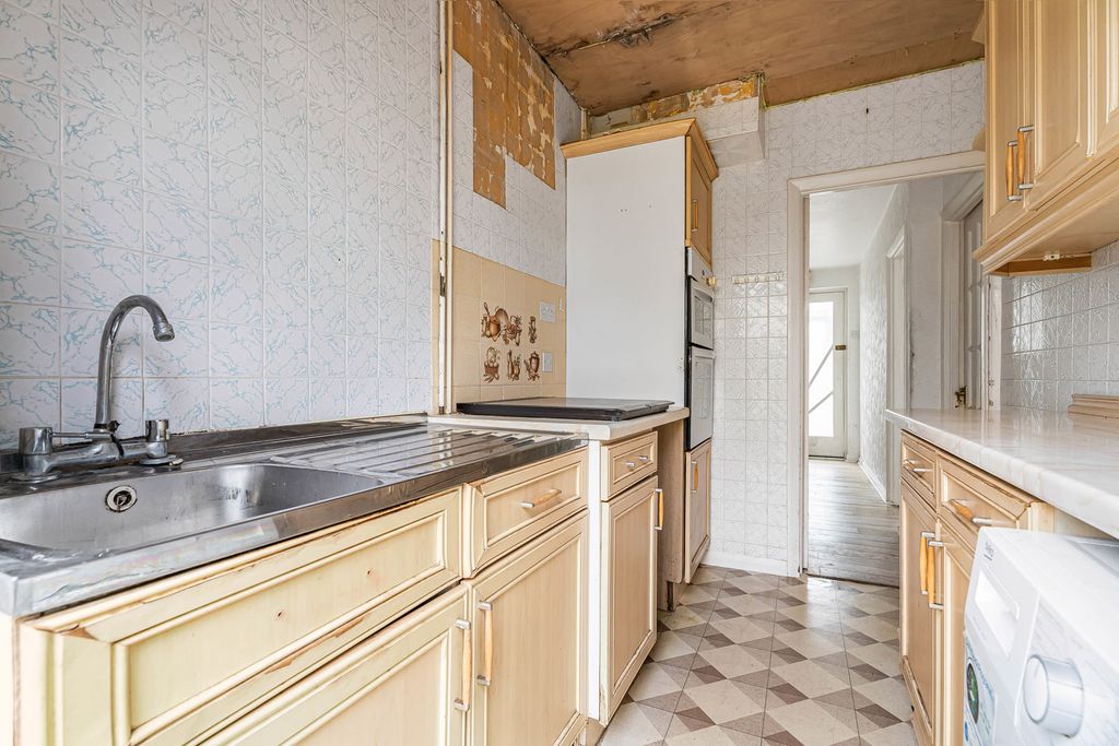 Property photo 3 of 27 Kitchen