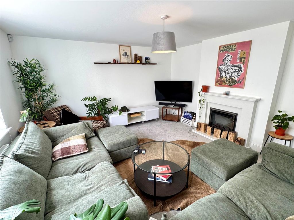 Property photo 2 of 15 16 Stret Tregwestek Lounge