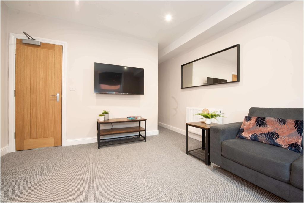Property photo 2 of 12 Bright, Modern Communal Living Room With Neutral d...