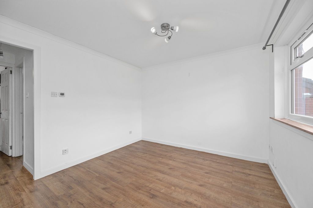 Property photo 3 of 14 Lounge