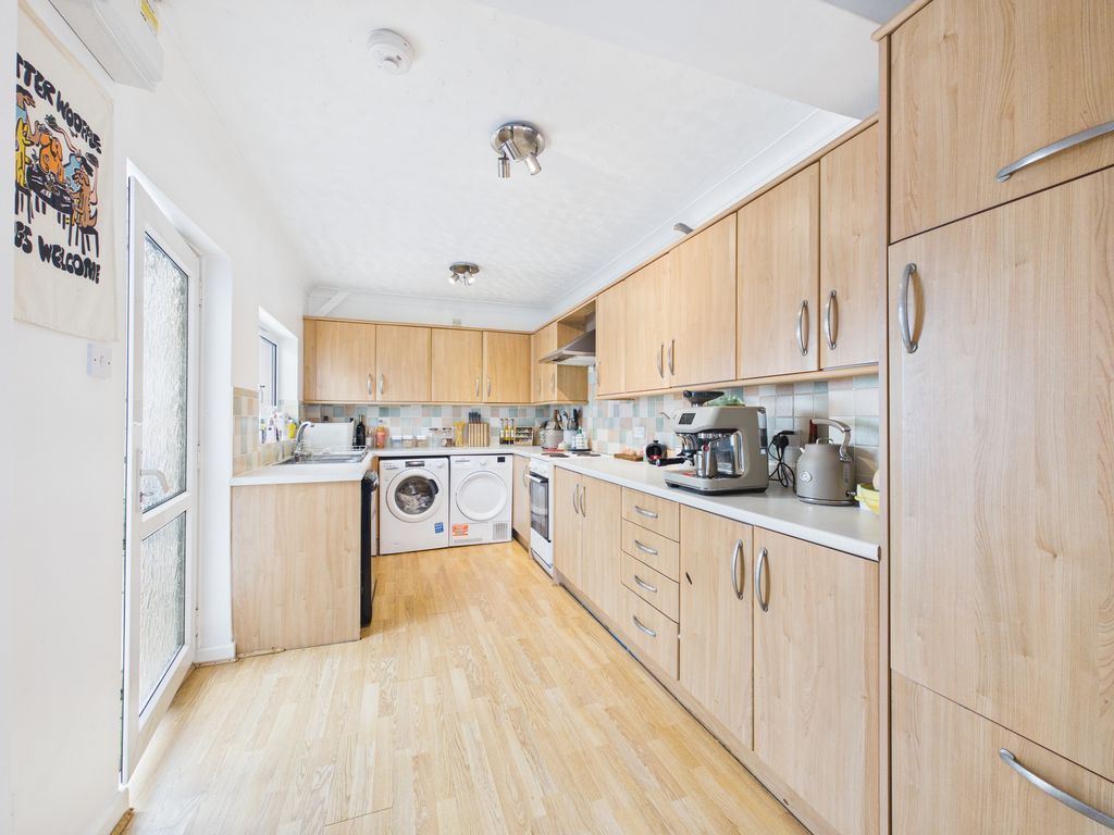 Property photo 2 of 11 Kitchen