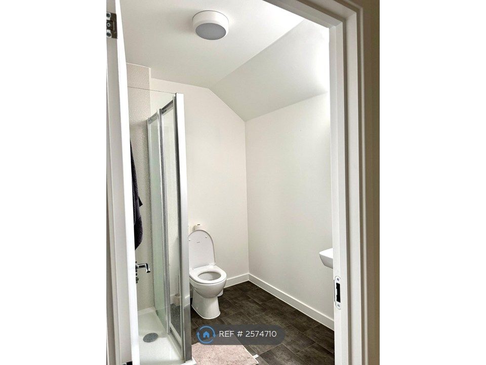 Property photo 3 of 8 Massive Ensuite Room Bathroom