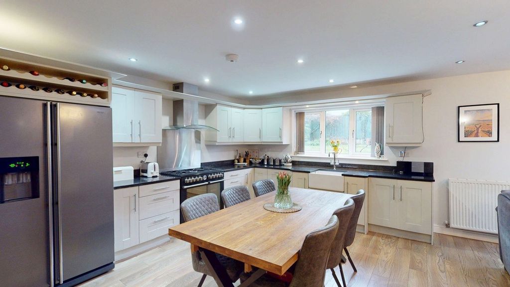 Property photo 3 of 19 Kitchen