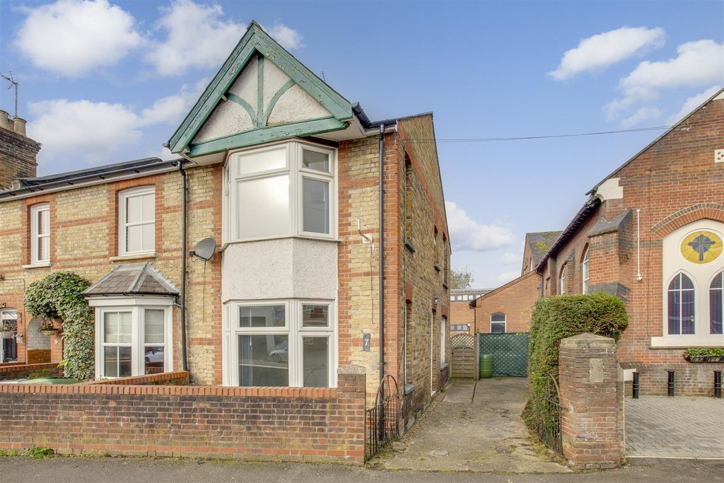 Property photo 1 of 13 7 Victoria Street, Hp11 2Lu-14.Jpg