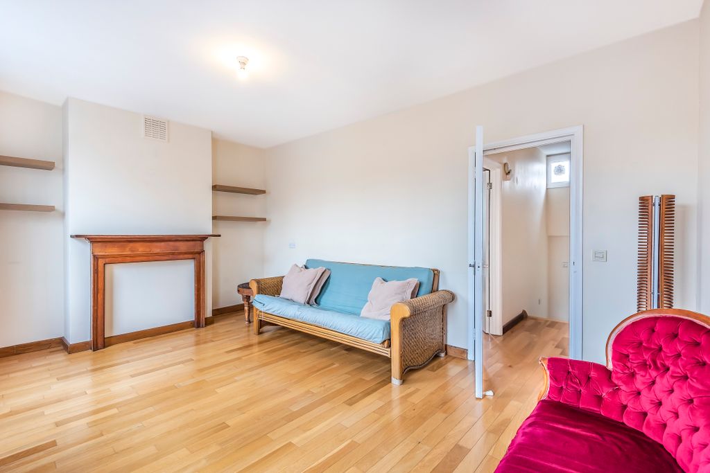 Property photo 3 of 8 Photo 03