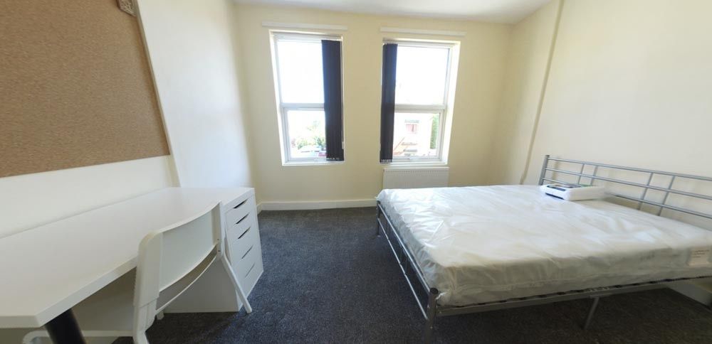 Property photo 3 of 12 Bright, Neatly Presented Double Bedroom With A Met...