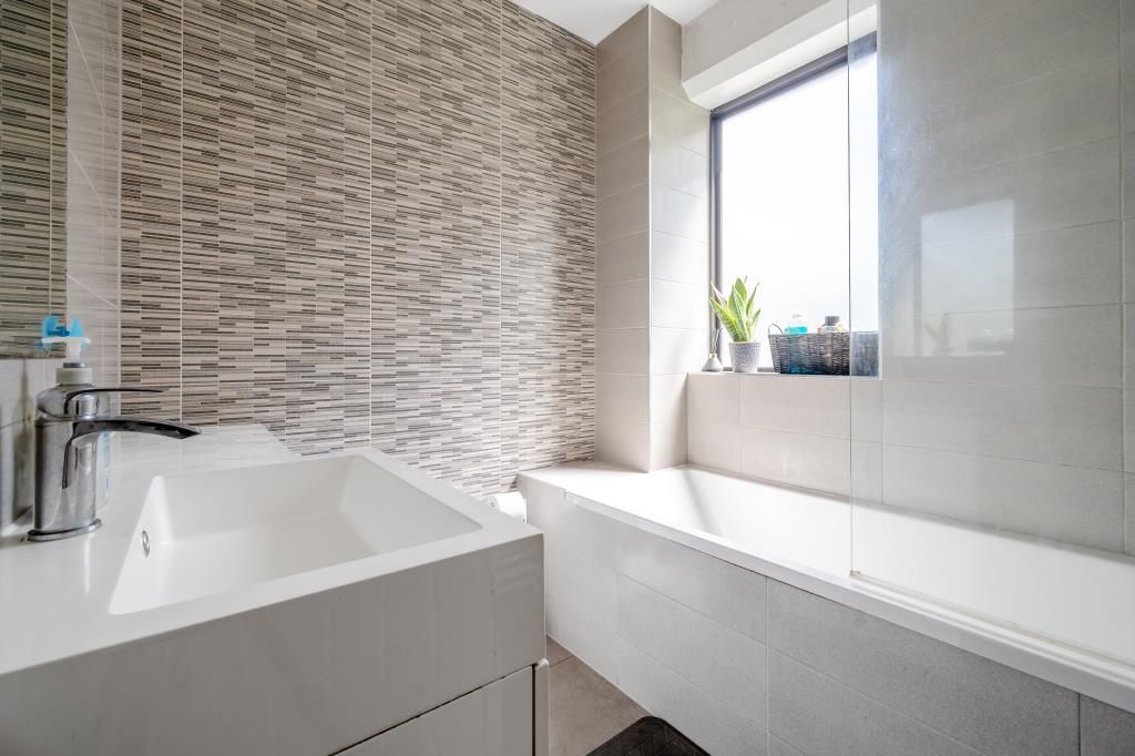 Property photo 3 of 10 Bathroom