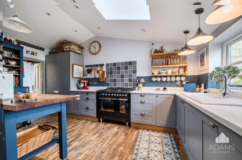 Property photo 2 of 20 Kitchen/Breakfast/Living Room