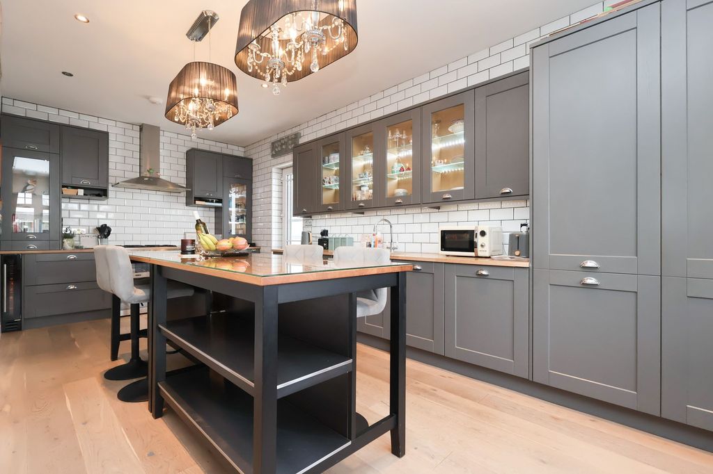 Property photo 2 of 30 Kitchen/Diner/Family Room