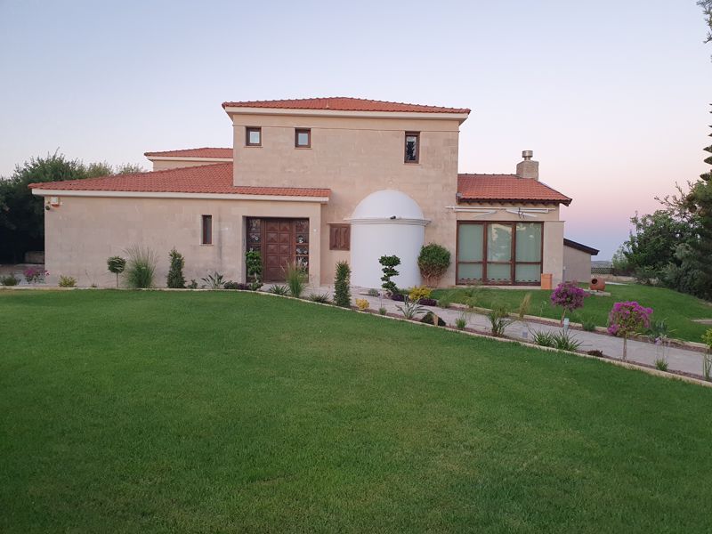 Property photo 1 of 10 Front