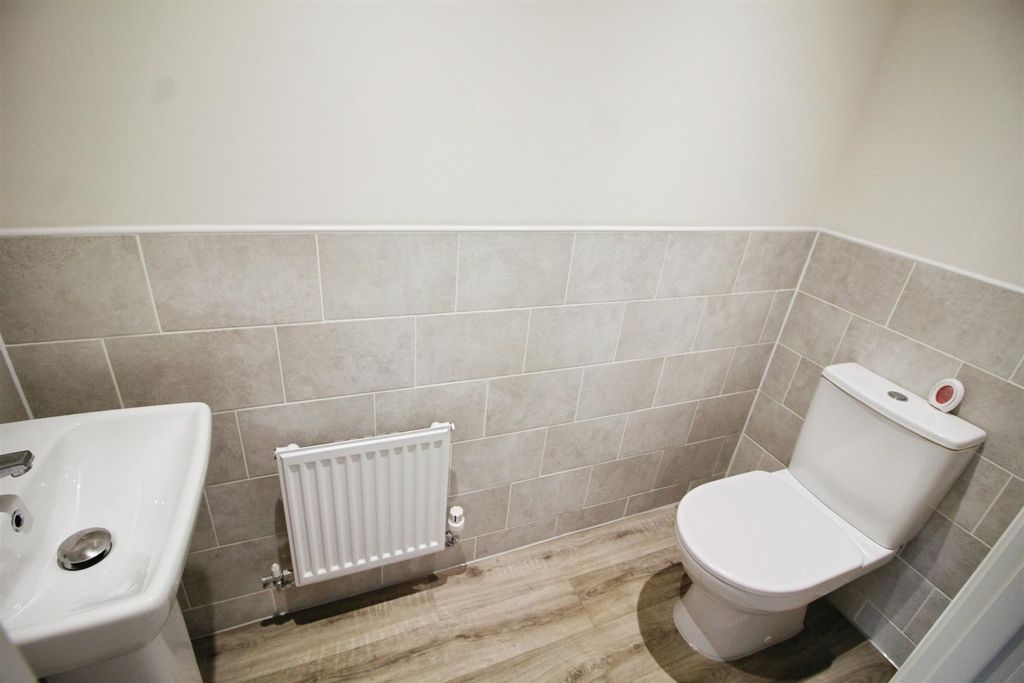 Property photo 2 of 16 Guest W.C