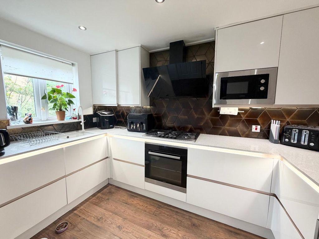 Property photo 3 of 12 Kitchen