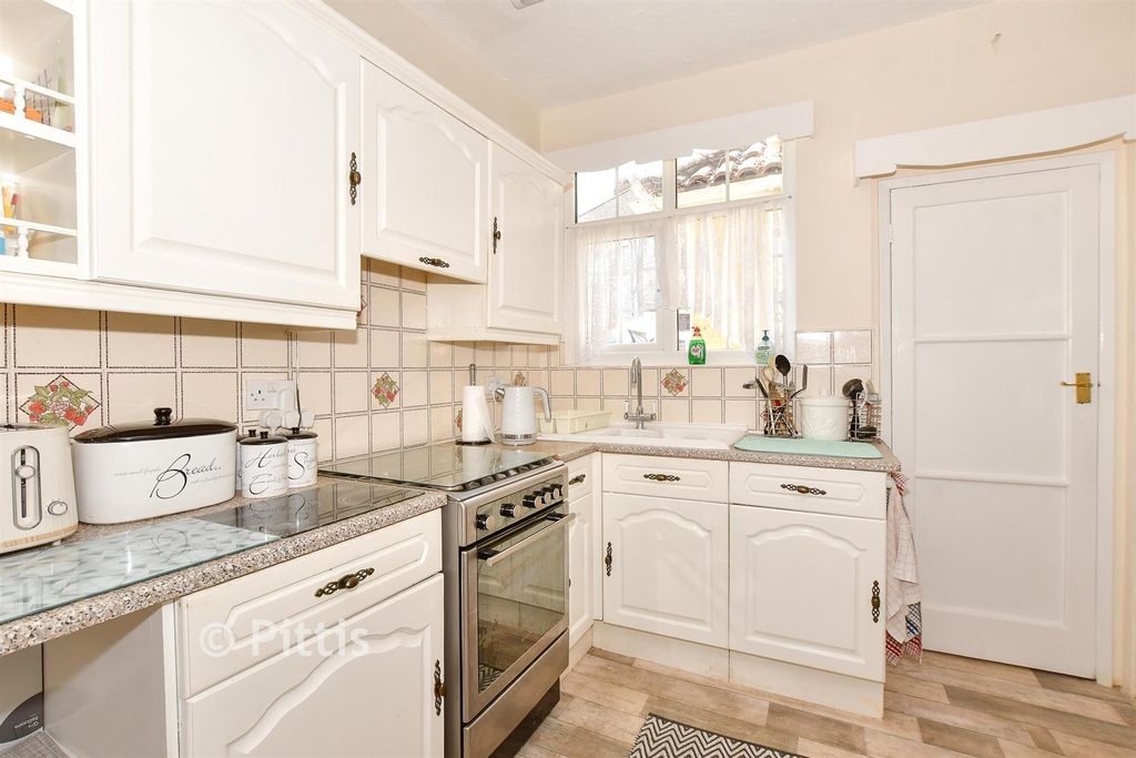 Property photo 1 of 11 Kitchen