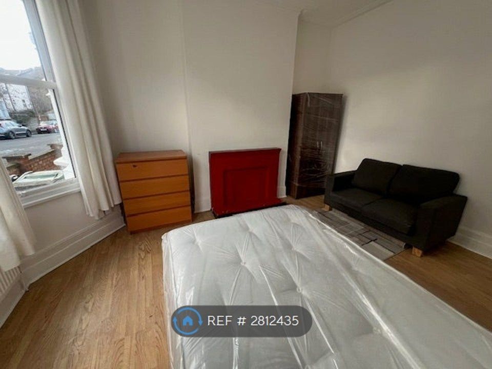 Property photo 3 of 12 Massive Room