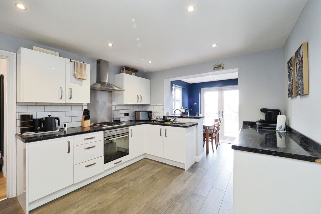 Property photo 3 of 17 Kitchen