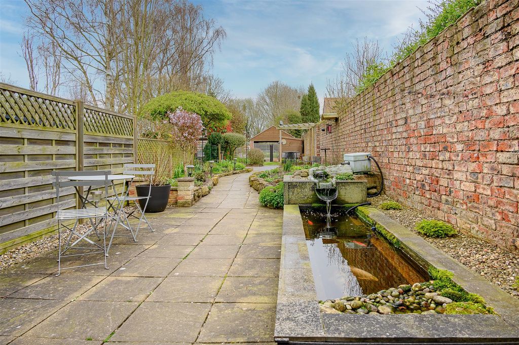 Property photo 2 of 28 Garden