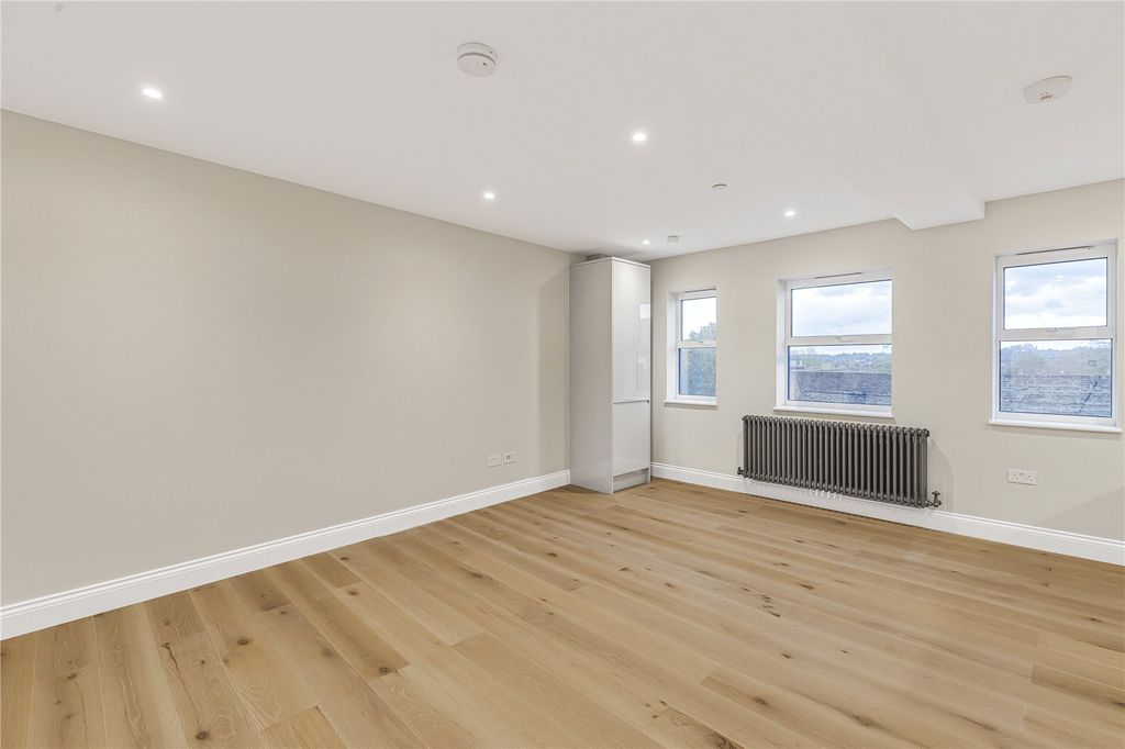 Property photo 2 of 21 Picture No. 12