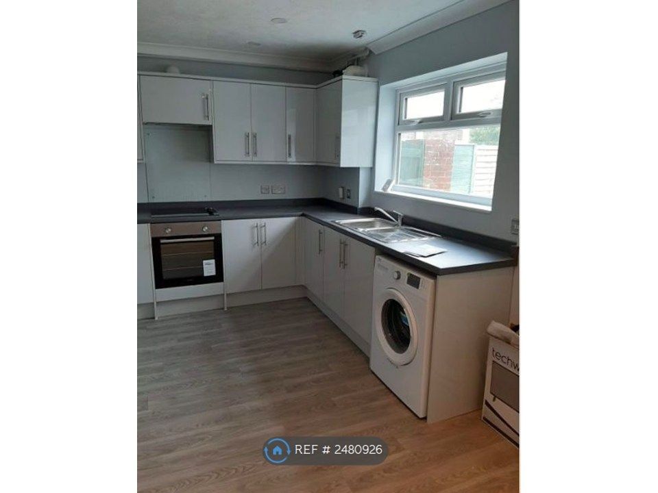 Property photo 3 of 12 Kitchen