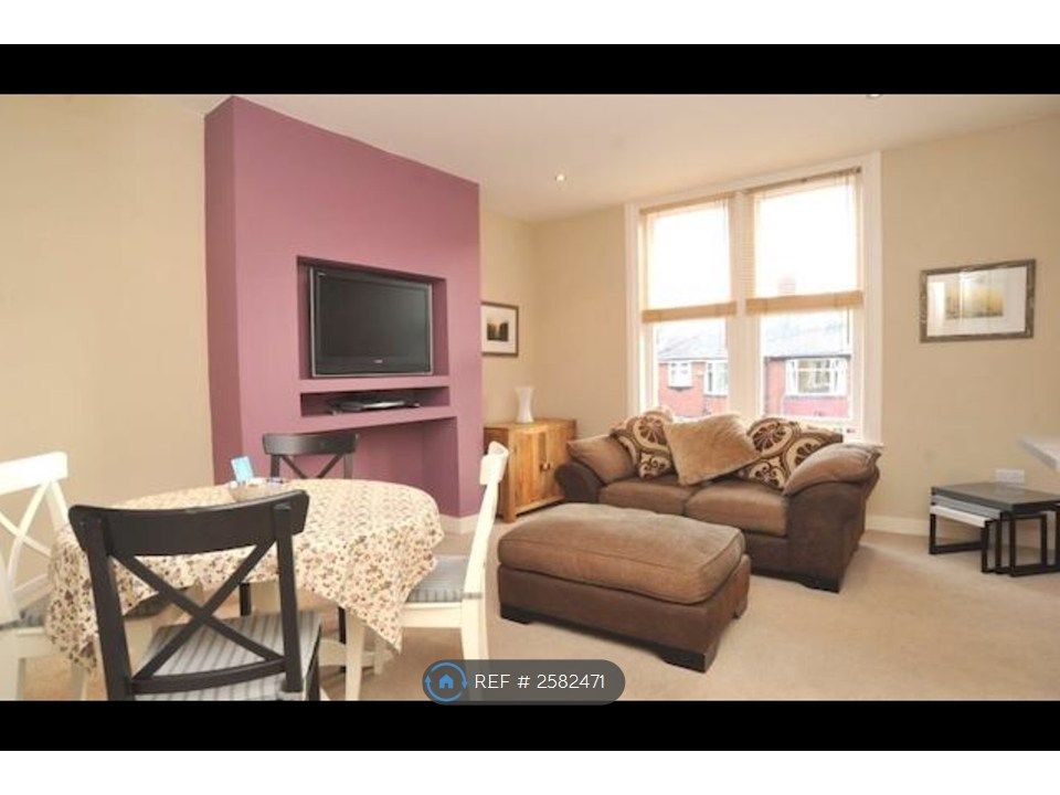 Property photo 1 of 6 Living Room