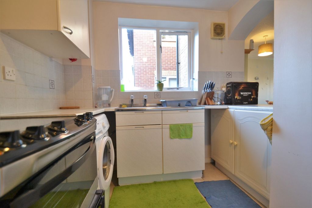 Property photo 3 of 7 Kitchen (2)