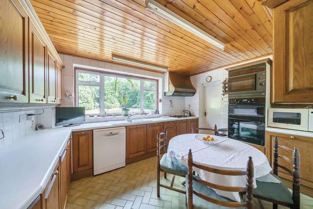 Property photo 3 of 27 1318576-17-686Bb5...