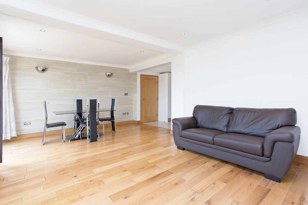 Property photo 3 of 6 Lounge
