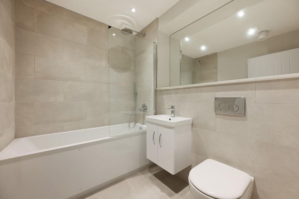 Property photo 2 of 11 Ren - Show Flat, Branson House - Bathroom1 (1).Jpg