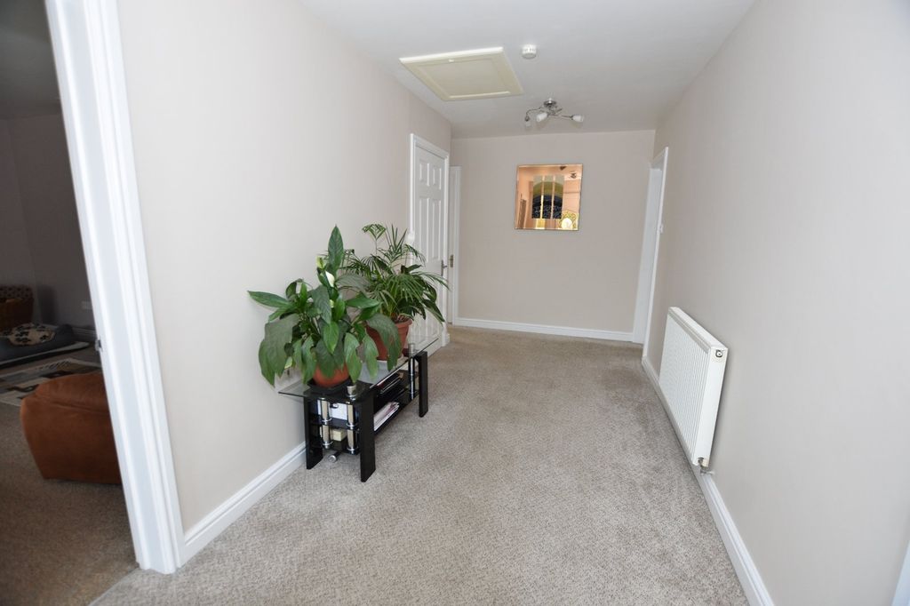 Property photo 2 of 20 Entrance Hall