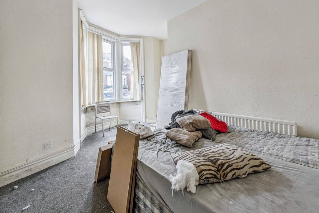 Property photo 2 of 23 90 & 90A Rawling Road, Gateshead, Tyne And Wear Ne8 4Qr