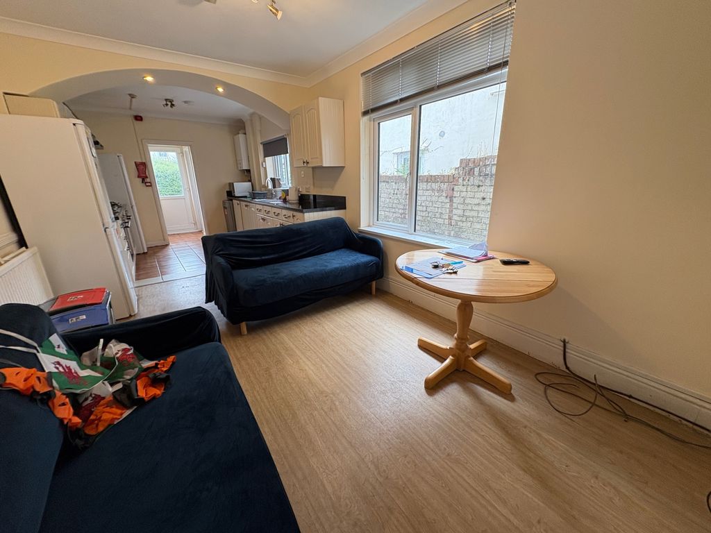 Property photo 1 of 12 4B886364-4E05-4084-81Ff-49Ed1d986813
