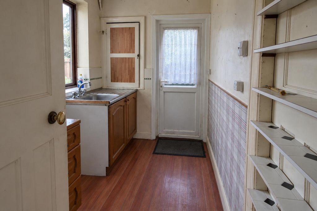 Property photo 3 of 7 Kitchen