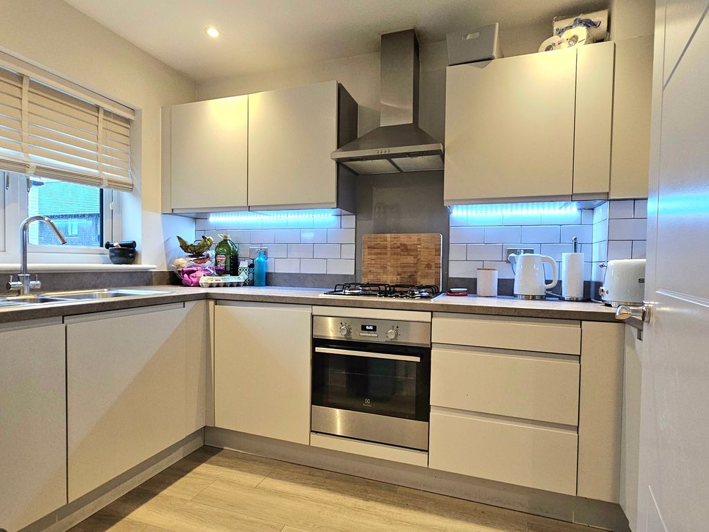 Property photo 3 of 12 Kitchen