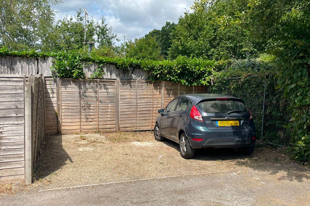 Property photo 2 of 12 Parking