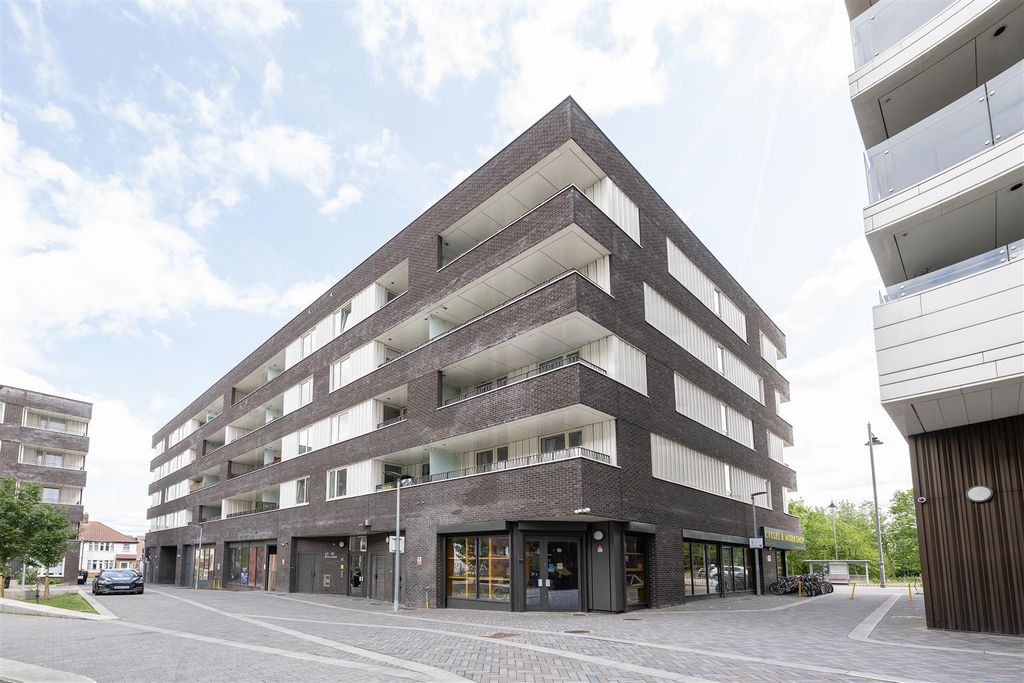 Property photo 1 of 19 Beck Square E10