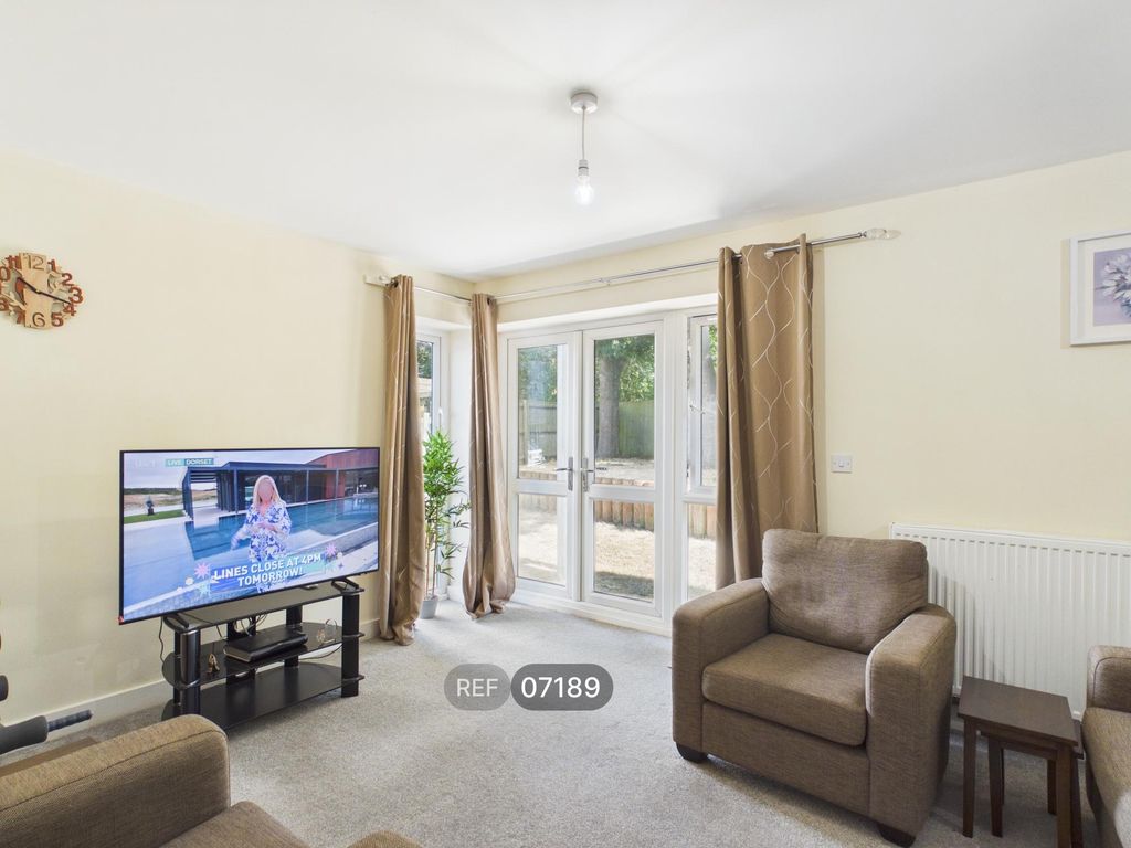 Property photo 1 of 10 Living Room