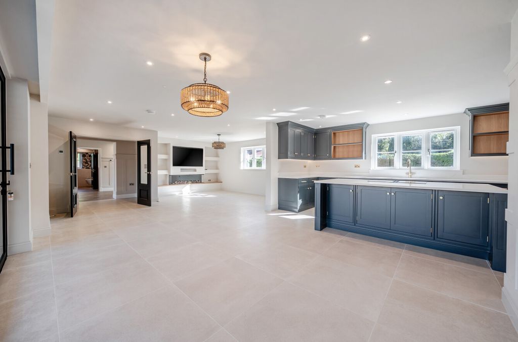 Property photo 2 of 21 1516262-15-1A08Ab...