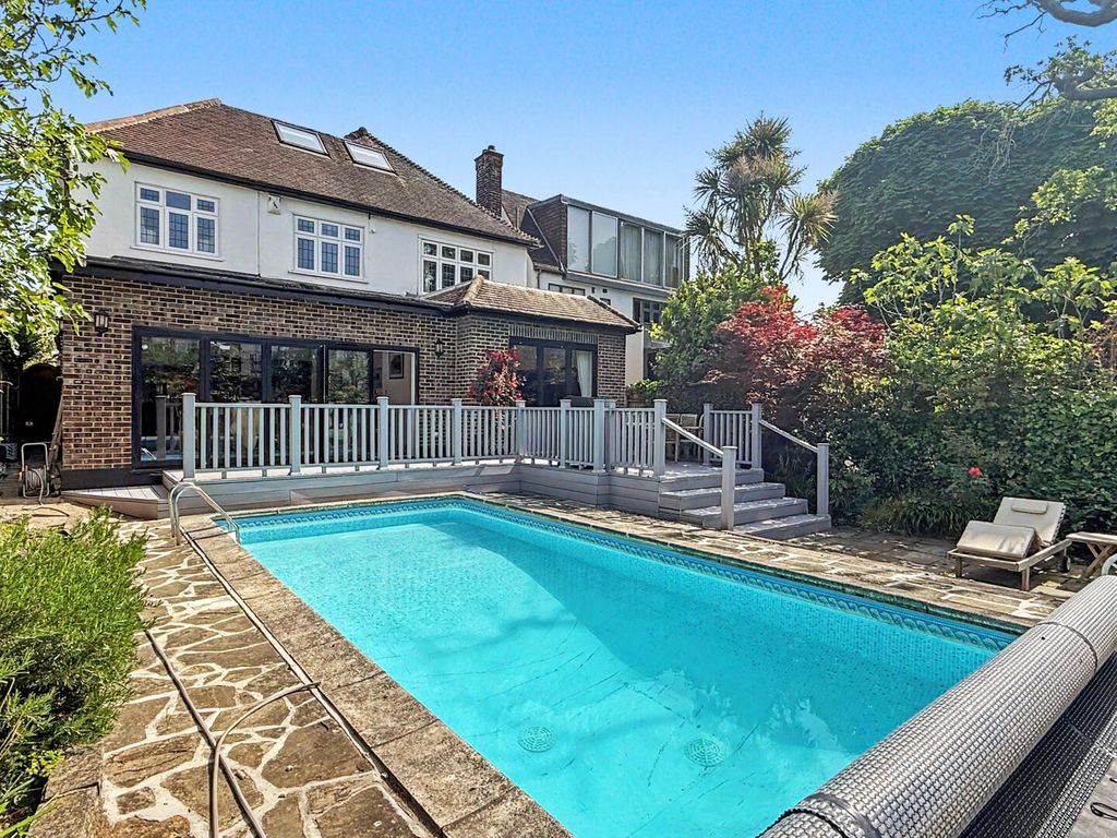 Property photo 2 of 32