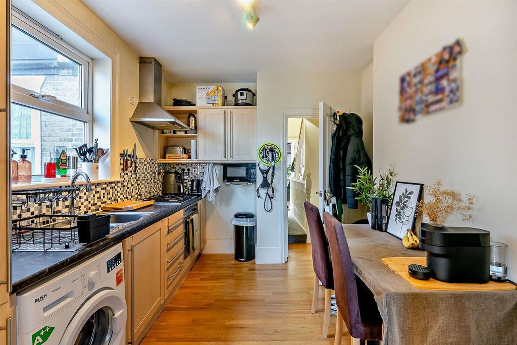 Property photo 3 of 9 8634670-Interior03-800.Jpg