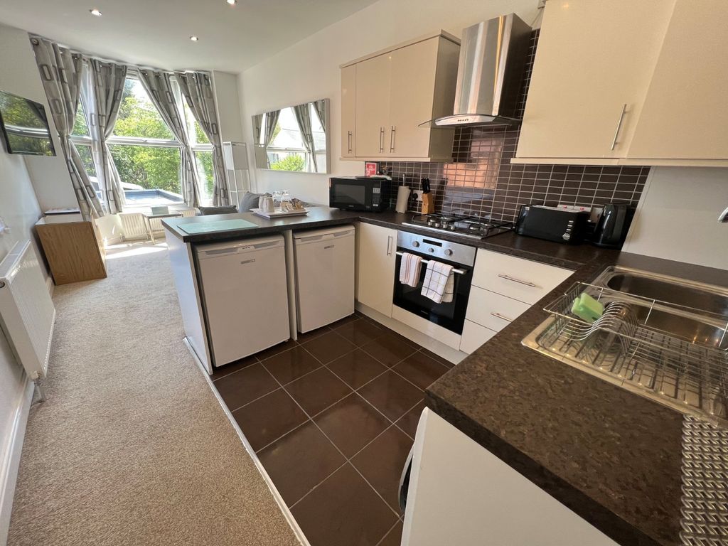 Property photo 2 of 6 Fully Fitted Kitchen