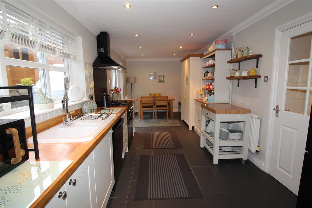 Property photo 3 of 40 Kitchen/Dining Room