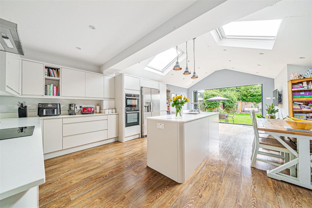Property photo 2 of 11 Dulwich Way - Kitchen.Jpg